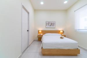 2 BD Suite with Balcony Gym Rooftop Pool Hot Tub