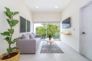 2 BD Suite with Balcony Gym Rooftop Pool Hot Tub - Lafitte