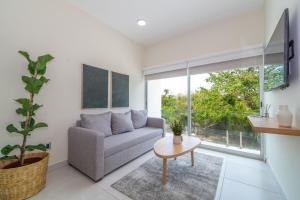 2 BD Suite with Balcony Gym Rooftop Pool Hot Tub