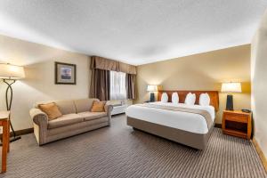 King Suite with Sofa Bed and Walk-In Shower - Non-Smoking room in Best Western Vermillion Inn