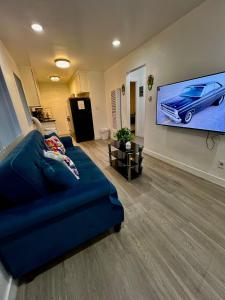 Cozy 2 Bedroom 1 Bathroom Apartment Ideal for Small Group in Koreatown Free Gated Parking Full Kitch
