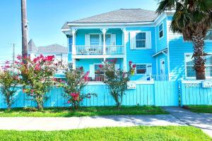 Furnished Home for Traveling Nurses, Corporate Stay Mid-Term Galveston-only 10Min to UTMB-7 Min to Cruise Port-1 Block to Beach Pleasure Pier- Large 3Bed-2Bath-7 Beds-CasaAzul 2605B