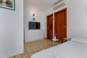 Apartments by the sea Pisak, Omis - 967