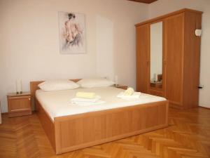 Apartments with parking space Makarska - 22168