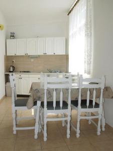 Apartments with parking space Makarska - 22168