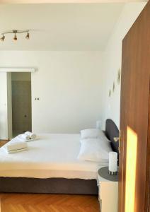 Apartments with parking space Makarska - 22168