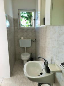 Apartments with parking space Makarska - 22168