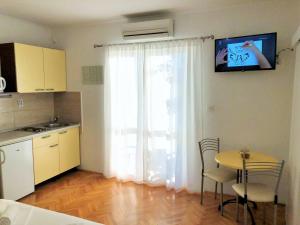 Apartments with parking space Makarska - 22168