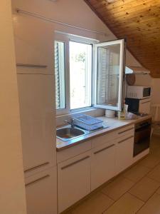 Apartments with parking space Preko, Ugljan - 23327