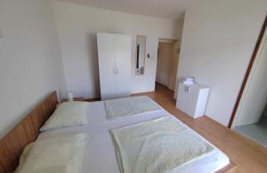 Apartments by the sea Supetarska Draga - Donja, Rab - 23377