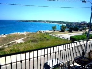 Nyota holiday home with sea view balcony for 4 guests in Torre dellOrso - 3hvězdičkové hotely ve městě Torre dell'Orso