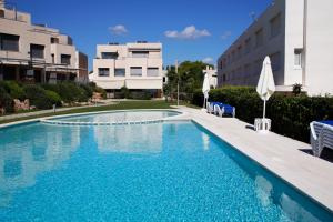 AT014 A pocos metros de la playa, equipamiento completo, piscina comunitaria