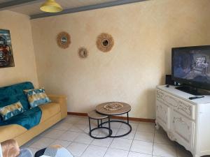Maisons de vacances Mazet des Orchidees - Gite 4 personnes 50 m2 - Jardin, spa prive - independant - stationnement prive : photos des chambres