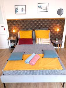 Chez lhabitant, propose Grande chambre Vieux port Marseille