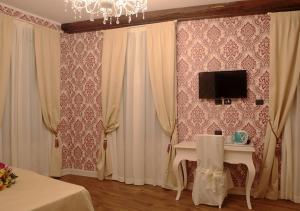 Deluxe Suite with Canal View