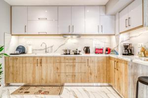 Athens Riviera, seaview, beachfront, Lux Apartment on Starbucks building