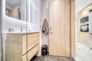 Athens Riviera, seaview, beachfront, Lux Apartment on Starbucks building