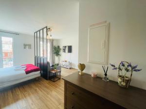 Le Verlaine, studio en centre ville à deux minutes des plages