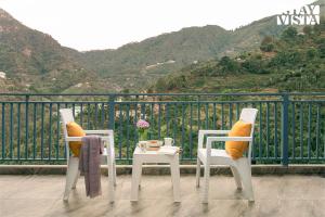 StayVista at Skylark Peaks with Outdoor Jacuzzi