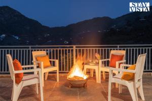 StayVista at Skylark Peaks with Outdoor Jacuzzi