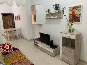 A lovely ground floor apartment, 15 minutes by car from the airport and 2 minutes walk to the beach.