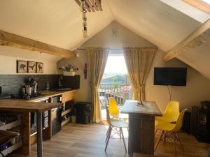 Gracies Lodge at Woodys Glamping