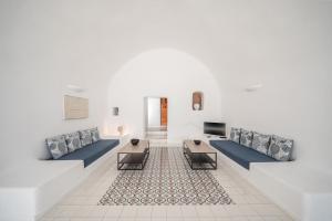 Luna Santorini Suites