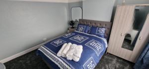 Rowan Crescents Luxury Stay-In 3