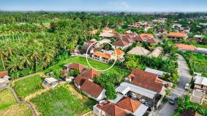 Dua Art Villa 1: Creative Space Near TitiBatu Club