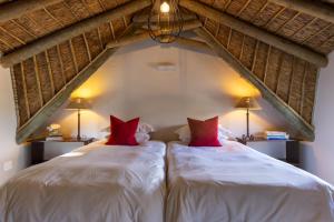 Serene, Thatched Apartment in Noordhoek, Cape Town