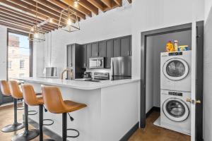 Stylish Riverfront Loft- Gym - Walk to Arch, Casino, Conventions