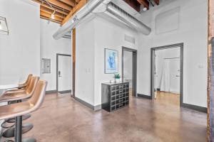 Stylish Riverfront Loft- Gym - Walk to Arch, Casino, Conventions