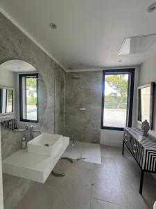 Villas Maison d'Architecte piscine vue exceptionnelle uzes a pied : photos des chambres
