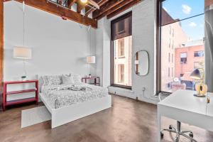 Stylish Riverfront Loft- Gym - Walk to Arch, Casino, Conventions