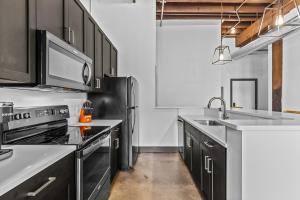 Stylish Riverfront Loft- Gym - Walk to Arch, Casino, Conventions