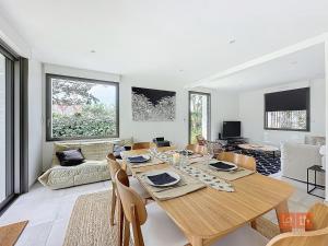 Maisons de vacances Les Pins : Rez de jardin proche plage : photos des chambres