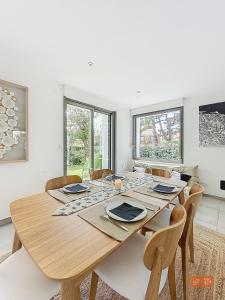 Maisons de vacances Les Pins : Rez de jardin proche plage : photos des chambres