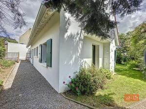 Maisons de vacances Les Pins : Rez de jardin proche plage : photos des chambres