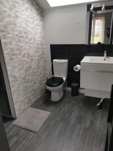 B&B / Chambres d'hotes Chambre double dans villa avec piscine salle de bains privee : photos des chambres