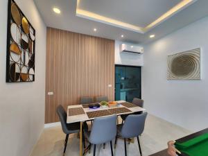 Holiday Pool Villa Bangsean Chonburi - 3 Bedrooms Villas up to 12 people