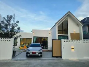 Holiday Pool Villa Bangsean Chonburi - 3 Bedrooms Villas up to 10 people - Chon Buri