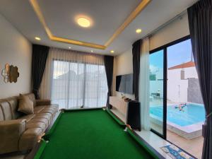 Holiday Pool Villa Bangsean Chonburi - 3 Bedrooms Villas up to 12 people