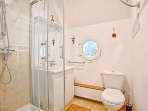 Maisons de vacances Maison de vacances pour 6 personnes a 600m de la plage avec terrasse et jardin, ideale en famille - FR-1-788-13 : photos des chambres