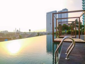 Modern Look 2BR at Grand Kamala Lagoon Apartment By Travelio