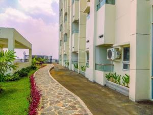 Homey and Modern Look Studio Apartment Atlanta Residences By Travelio