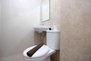 Modern and Comfy Studio at Transpark Cibubur Apartment By Travelio