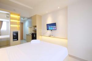 Minimalist Studio at Evenciio Margonda Apartment By Travelio