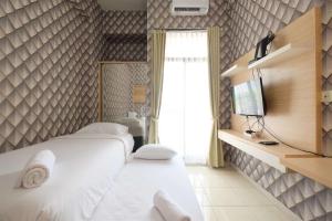 Cozy Living and Minimalist Studio Dave Apartment By Travelio