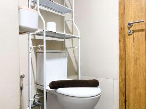 Good and Homey Studio at Gateway Park LRT City Jatibening Apartment By Travelio