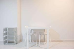 Fancy and Comfort 1BR at Gold Coast Apartment By Travelio